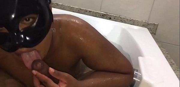  Filmei a morena na banheira e acabei entrando e fodendo a Buceta  dela de porra ! Instagram grandao.58